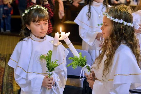 Csernyivci Bukovina Ukrajna 2017 Elsőáldozás Gyermekeknél Katolikus Templomban — Stock Fotó