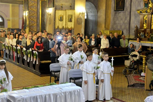 Chernivtsi, Bukovina, Ukrayna. 05.21.2017 - Katolik kilisesinde ilk komünyon. 