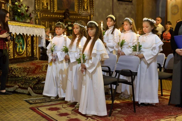 우크라이나 부코비나 2017 가톨릭 교회의 어린이들의 성찬식 스톡 사진