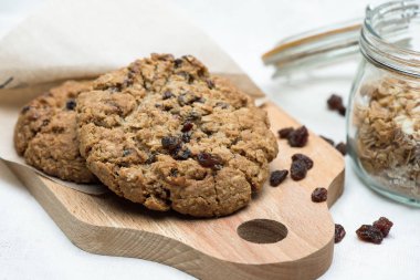 Yulaf ezmesi kurabiye kavanozu yanındaki gemide yalan üzümlü.