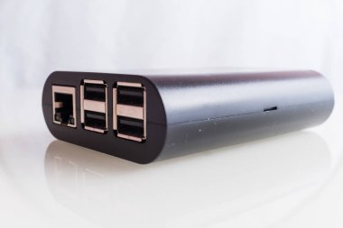 Ahududu Pi tek kart Creadit kart boyutundaki bilgisayar.