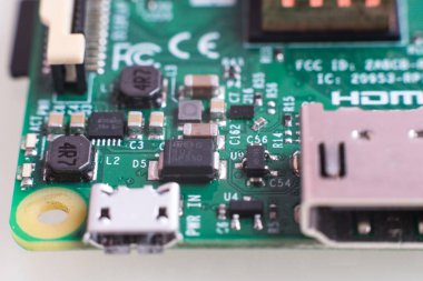 Ahududu Pi tek kart Creadit kart boyutundaki bilgisayar.