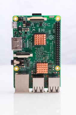 Ahududu Pi tek kart Creadit kart boyutundaki bilgisayar.