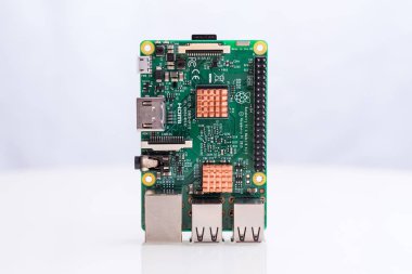 Ahududu Pi tek kart Creadit kart boyutundaki bilgisayar.