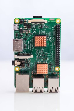 Ahududu Pi tek kart Creadit kart boyutundaki bilgisayar.