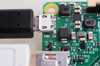 Ahududu Pi tek kart Creadit kart boyutundaki bilgisayar.