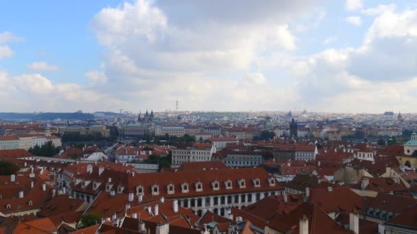 Pohled z Prahy za slunečného dne — Stock video
