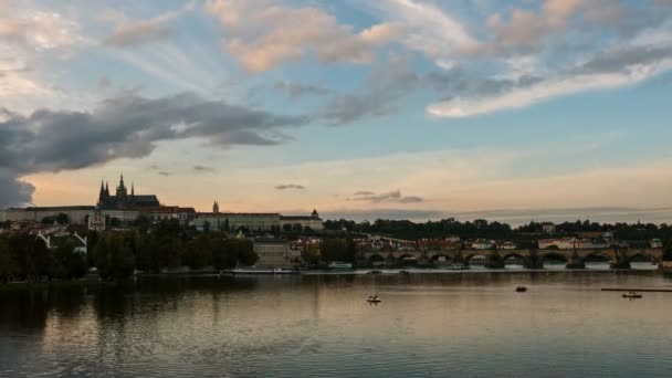 Blick auf die Prager Burg und die Karlsbrücke bei Sonnenuntergang — Stockvideo