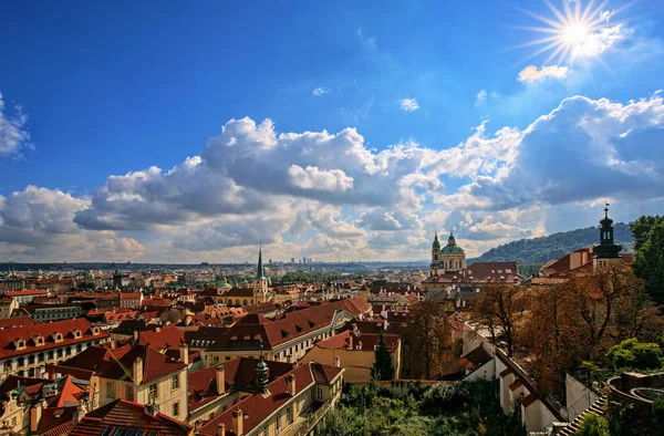 Veduta di Praga in una giornata di sole . — Foto Stock