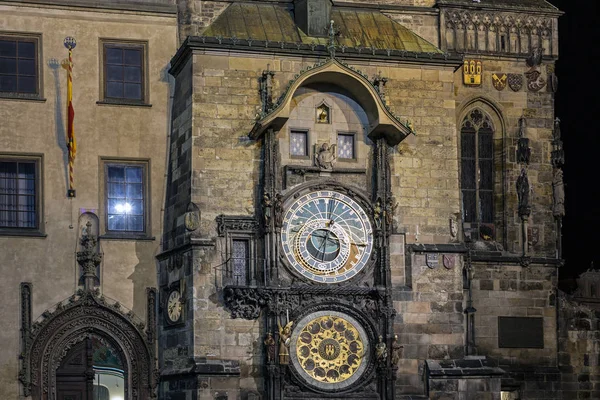 O relógio astronômico medieval na Praça da Cidade Velha em Praga — Fotografia de Stock