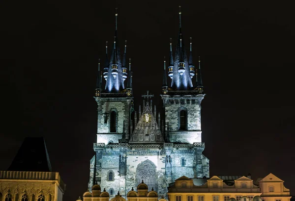 Igreja de Nossa Senhora em frente a Tyn em Praga à noite — Fotografia de Stock