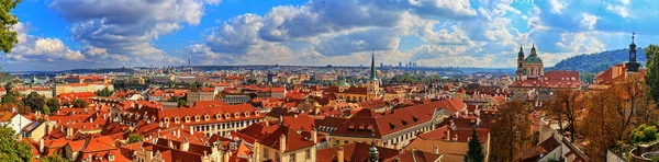 Güneşli bir günde bir Prag Panorama. — Stok fotoğraf