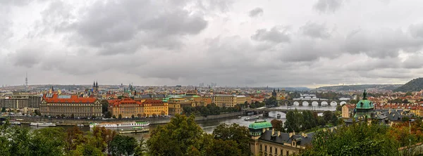 Gewitterwolken über Prag, Panorama. — Stockfoto
