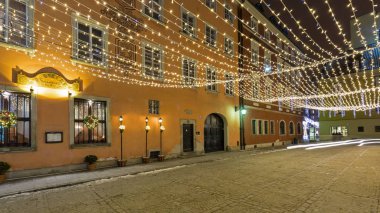 Varşova'daki eski şehre Noel süsleri.