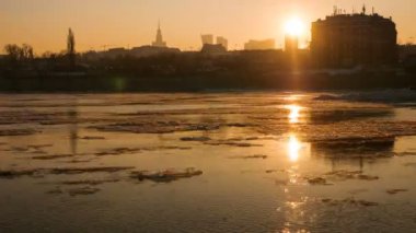 Gün batımında Vistula Nehri boyunca akan kütlesi 