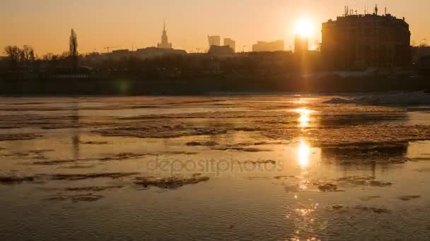 Floe che scorre lungo il fiume Vistola al tramonto — Video Stock