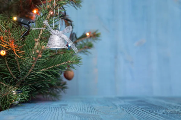 Weihnachtsbaum auf einem Hintergrund aus blauen Planken — Stockfoto