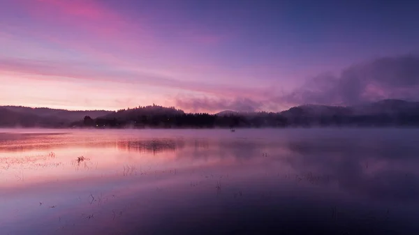Brouillard sur le lac Solina à l'aube — Photo