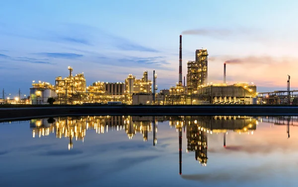 Refinería de petróleo destacada al atardecer — Foto de Stock