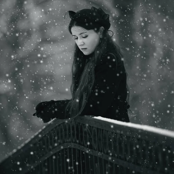 Retrato de uma mulher pensativa no parque de inverno — Fotografia de Stock