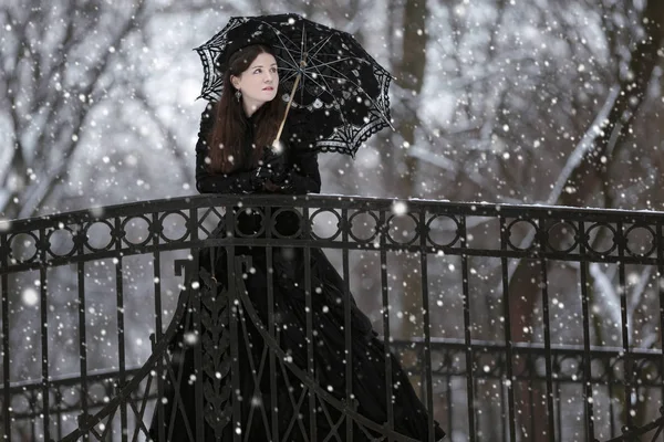 黒い服の女性ビクトリア朝のドレス冬の公園 — ストック写真