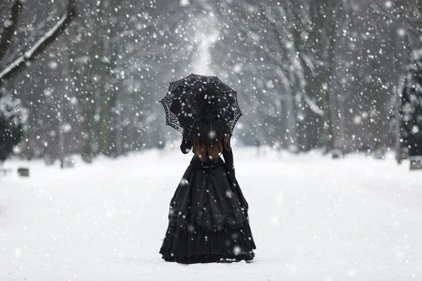 Mulher solitária misteriosa em vestido vitoriano — Fotografia de Stock