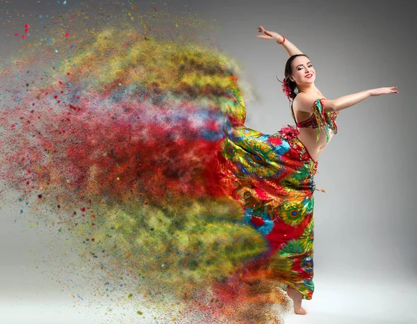 Tänzer mit zerfallendem Kleid. — Stockfoto