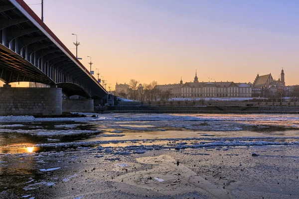 Varşova, akan halindeki nehirden görünümünü buz — Stok fotoğraf