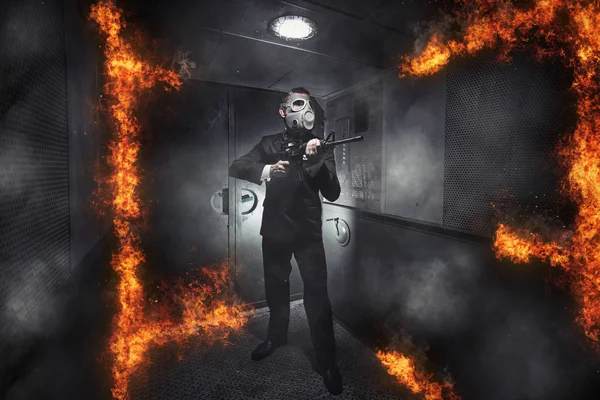 Muž v plynovou masku s puškou v starém výtahu — Stock fotografie