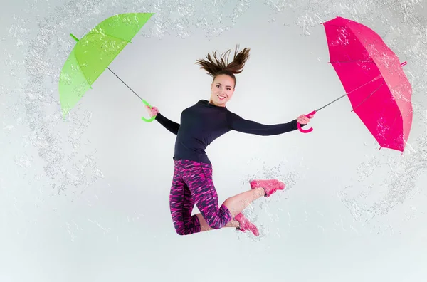 Женщина в прыжке с зонтиком. Холодное движение . — стоковое фото