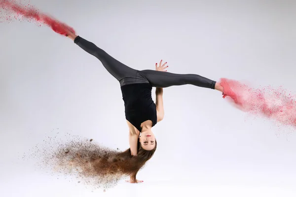 Mujer en salto. Movimiento congelado . — Foto de Stock