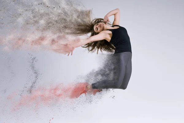 Mujer en salto. Movimiento congelado . — Foto de Stock