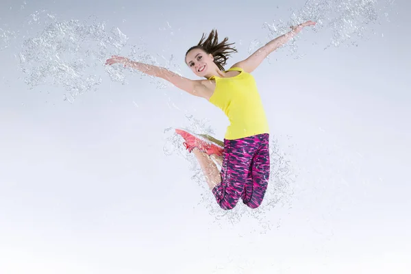 Женщина в прыжке. Холодное движение. Разбрызгивание воды — стоковое фото