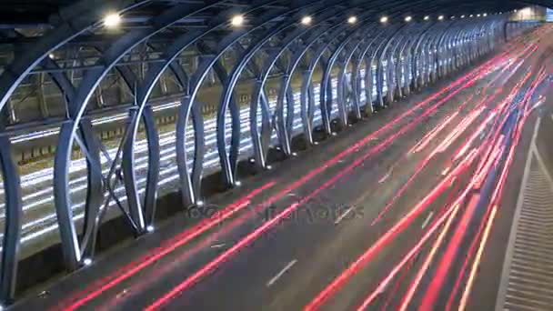Tráfico de coches en carretera de alta velocidad — Vídeo de stock