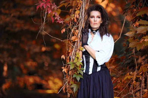 Schöne Frau im Retro-Stil im Park gekleidet — Stockfoto