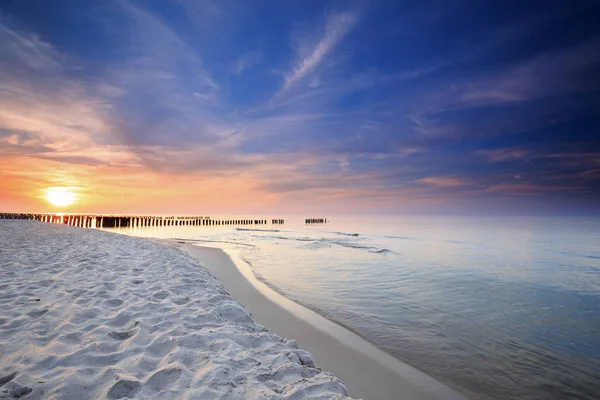Solnedgång på stranden vid Östersjön — Stockfoto