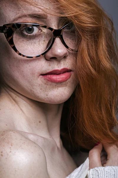 Retrato de uma menina ruiva sardenta em óculos — Fotografia de Stock