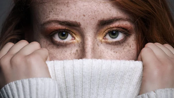 Pelirroja pecosa mujer mirando hacia fuera de suéter —  Fotos de Stock