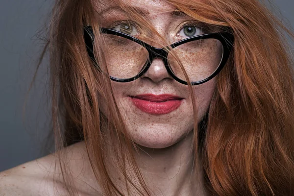 Portrait d'une rousse rousse rousse en lunettes — Photo