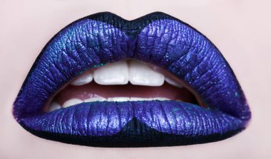 Tutkulu dudaklar. Güzel makyaj kapatın. Açık ağız. 