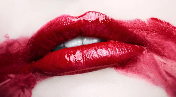 Lábios vermelhos apaixonados. Maquiagem borrada de perto . — Fotografia de Stock