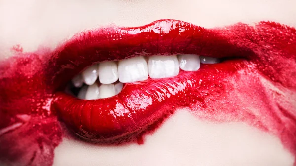 Leidenschaftliche rote Lippen. verschwommenes Make-up aus nächster Nähe. Beißende Lippe. — Stockfoto