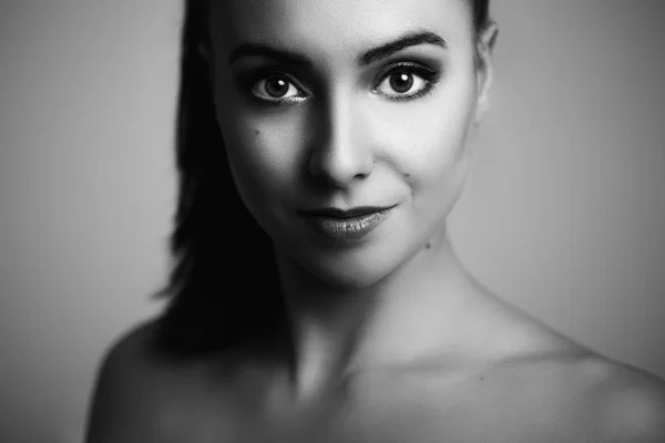 Güzel bir kadının siyah beyaz portresi. — Stok fotoğraf