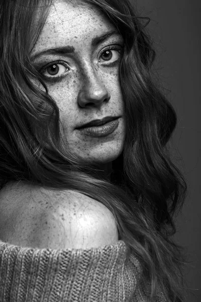Güzel bir çilli kadının siyah beyaz portre — Stok fotoğraf