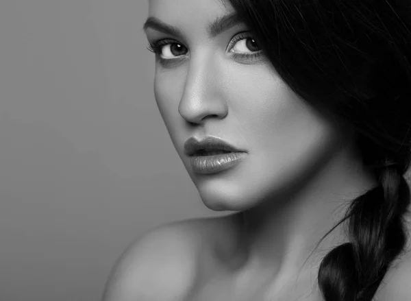 Retrato en blanco y negro de una hermosa mujer — Foto de Stock