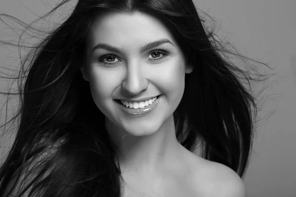 Retrato en blanco y negro de una hermosa mujer sonriente —  Fotos de Stock