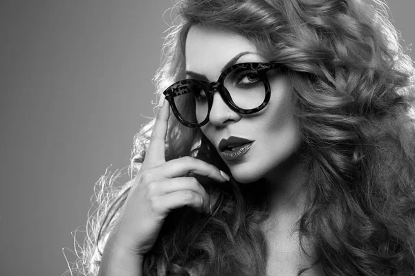 Black and white portrait of a beautiful woman in glasses — Stock Photo, Image