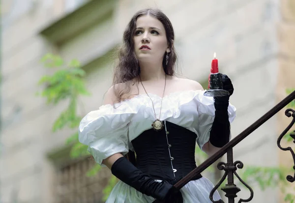 Mujer en vestido victoriano blanco con vela — Foto de Stock