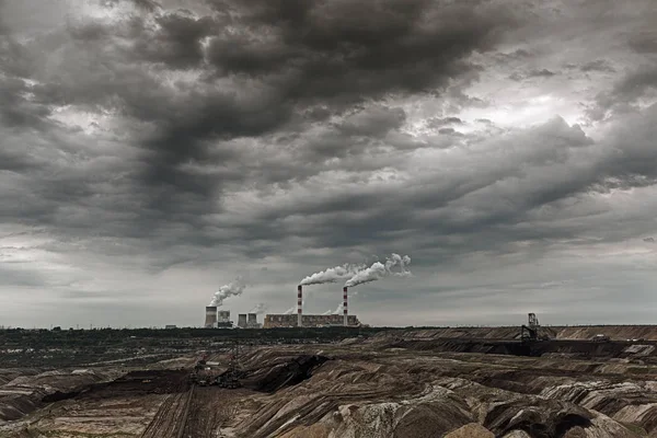 Storm wolken boven open pit mine en elektriciteitscentrale. — Stockfoto