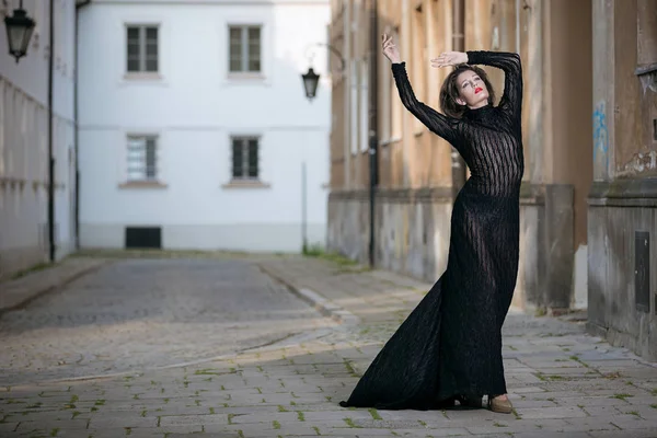 Mujer atractiva joven en un vestido negro de moda — Foto de Stock